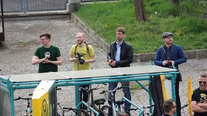 Heinrich Sickl (mit schwarzer Jacke) war Zaungast bei der Besetzung der grünen Parteizentrale durch Identitäre im April 2016.