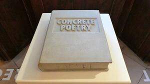 Timm Ulrichs hat auch ein Werk geschaffen, dass eine Verbindung zur zweiten Ausstellung im Kunsthaus schlägt: &quot;Concrete Poetry&quot; (1972/77)