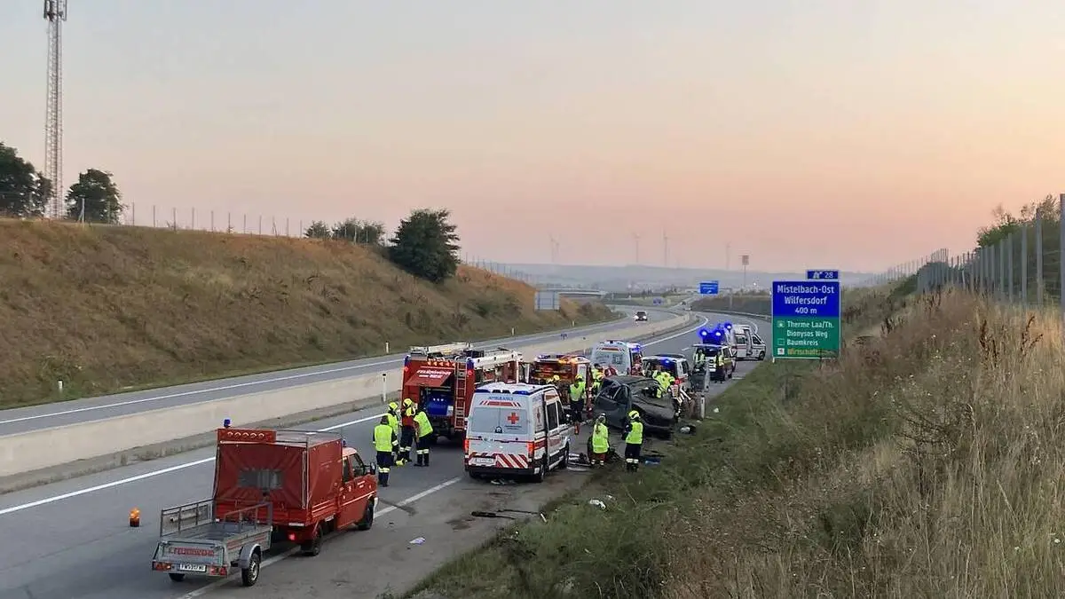 50 Mitglieder der Feuerwehr bargen den zerstörten Kleinbus