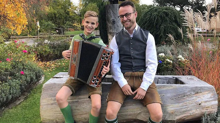 Stefan Schneidl (13) mit seinem Musiklehrer Markus Schwarz