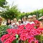 Désirée Eder, Margit Stuck und die Kinder des Kindergartens Keutschach freuten sich über den Besuch von „Gärtner Flori“
