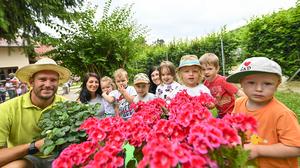 Désirée Eder, Margit Stuck und die Kinder des Kindergartens Keutschach freuten sich über den Besuch von „Gärtner Flori“