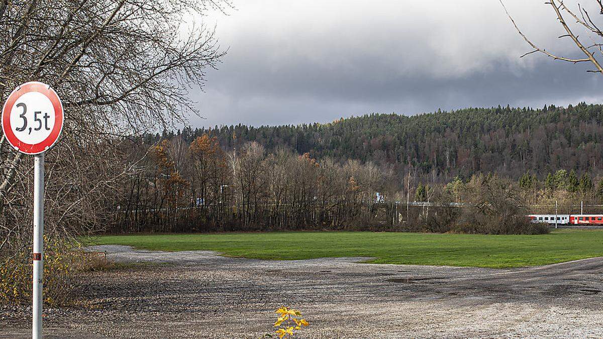 Gegenüber von Minimundus soll das Hallenbad errichtet werden, das 2025 aufsperren soll