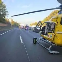 Der Rettungshubschrauber landete auf der Autobahn