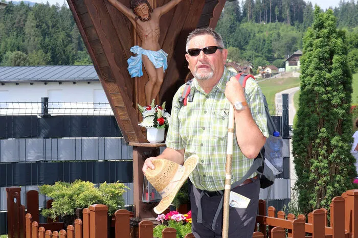 Willi Modritsch vor dem Wegkreuz in Tramoitschig.