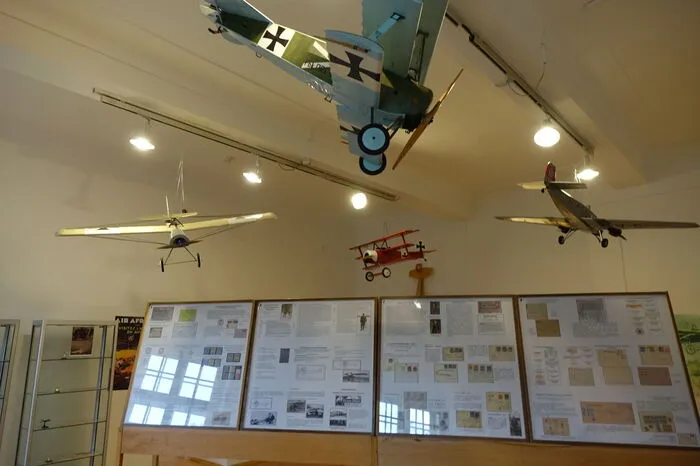 Mittels interessanten Schautafeln und Vitrinen wird die Flugpost-Geschichte veranschaulicht. Die Modellflugzeuge wurden von Gerhard Niederhofer zur Verfügung gestellt.