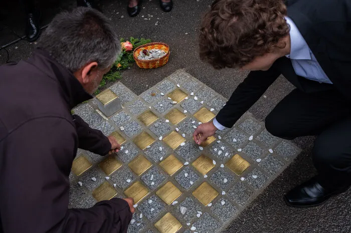 ... vor allem dem Schicksal jüdischer Mitschülerinnen und Mitschüler. Am Donnerstag, 29. September 2022, wurden nun vor der Schule für sie 19 Stolpersteine verlegt.
