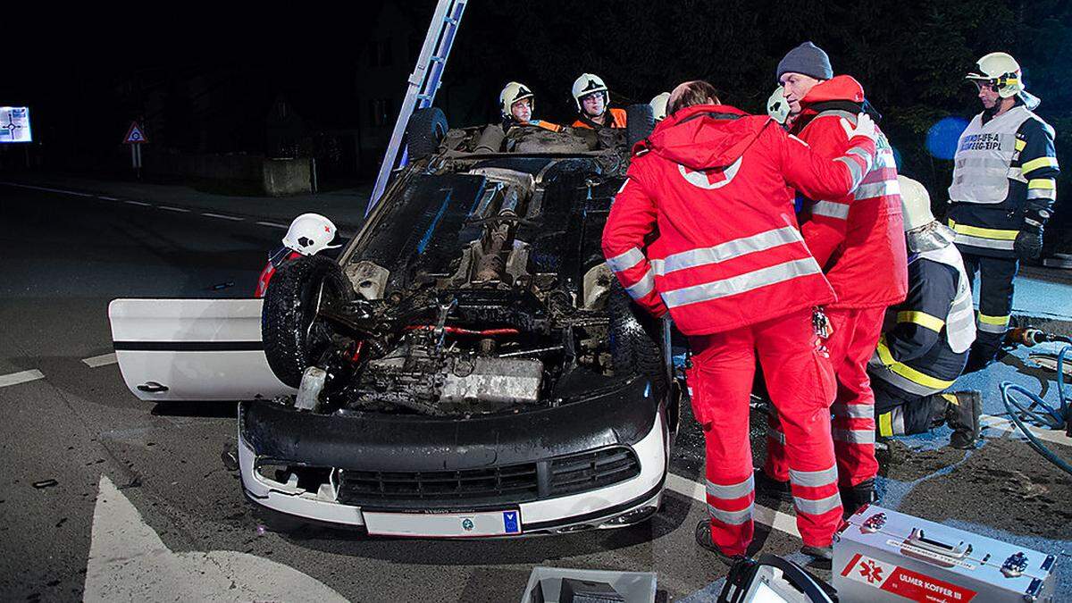 Die Freiwillige Feuerwehr musste den eingeklemmten Beifahrer mit einer Bergeschere aus dem Unfallwrack befreien