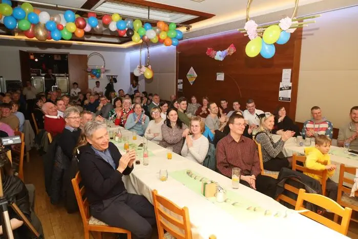 Unter den Gästen lachten auch Fehrings Bürgermeister Johann Winkelmaier und Pfarrer Christoph Wiesler