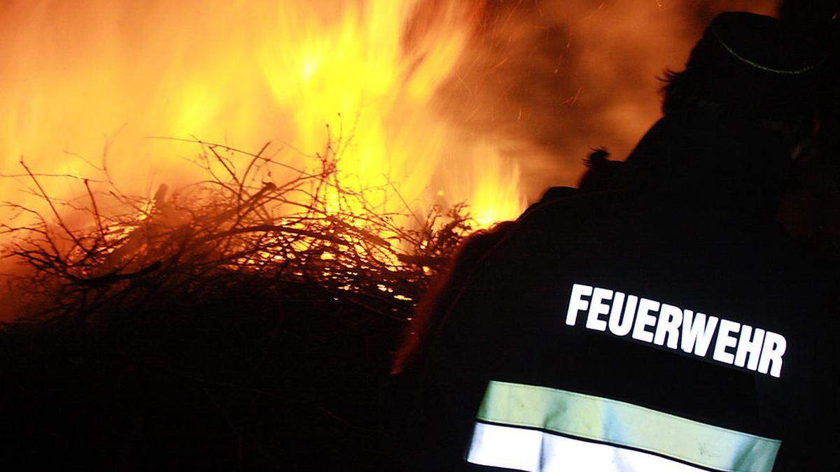 In der Karwoche müssen Feuerwehren oft ausrücken, weil Osterhaufen zu früh angezündet wurden (Symbolfoto)