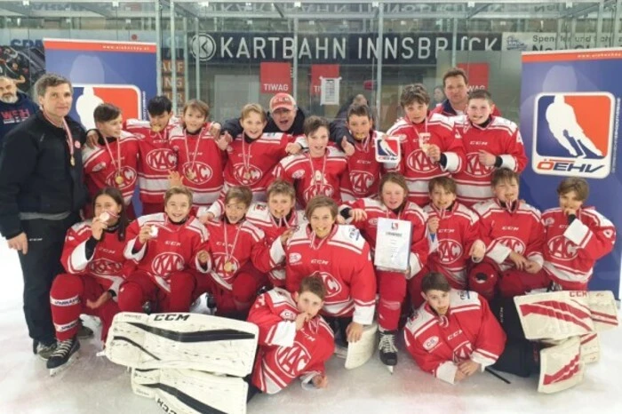 Die U12-Meistermannschaft: Ben Foster, Leonardo Rom, Dominik SereinigTobias Behr, Gerrit Böhs, Timon Gentilini, Felix Karpf, Moritz Karpf, Marcus Kernmayer, Johannes Kügler, Jonathan Löcker, Georg Luger, Mark Martinz, Philipp Matschigg, Jakob Sintschnig, Zoe Tatschl, Luc van Ee, Ulrich Veronik, Manuel Wadel, Colin Walcher, David Waschnig, Kristian Weissnar