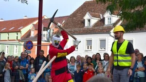 Beim La Strada Fest in Weiz gab es eine etwas außergewöhnliche „Hilfe“ auf der Baustelle