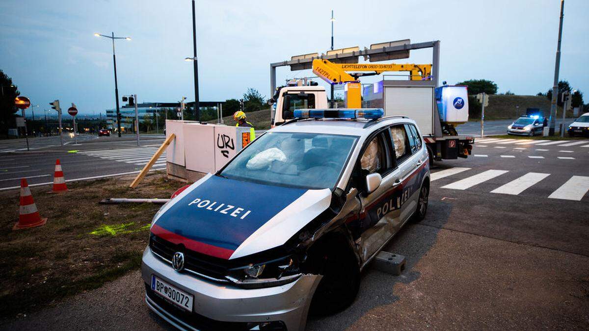 Das verunglückte Polizeiauto am Unfallort