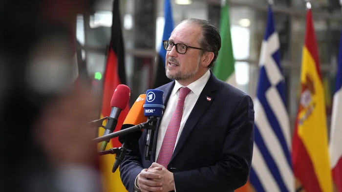 Schallenberg hatte im Interview mit der deutschen Tageszeitung "Die Welt"  die Frage bejaht, dass Österreich informelle Gesprächskanäle mit der russischen Regierung unterhalte.
