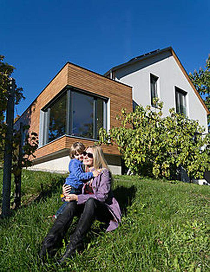 Die Architektin Martina Legat mit ihrer Tochter im Weingarten vor dem Haus 