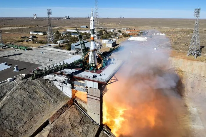 Dann der Start: Auf Fernsehbildern waren einige Zeit nach dem Start kleine Explosionen an der Rakete zu sehen.