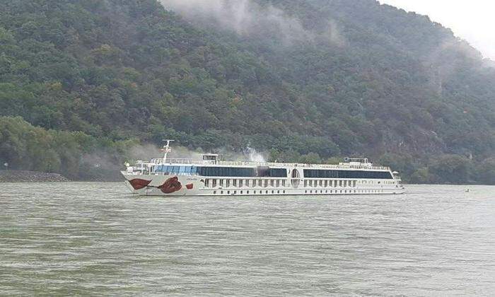 Flammen drangen aus dem Inneren des Schiffes.