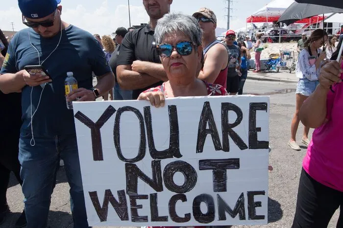 Bewohner der Stadt an der Grenze zu Mexiko protestierten gegen Trumps Besuch. Sie stellten sich mit Plakaten mit Aufschriften wie "Geh nach Hause. Du bist hier NICHT willkommen" und "Trumps Hass und Rassismus sind hier nicht willkommen" an den Straßenrand.