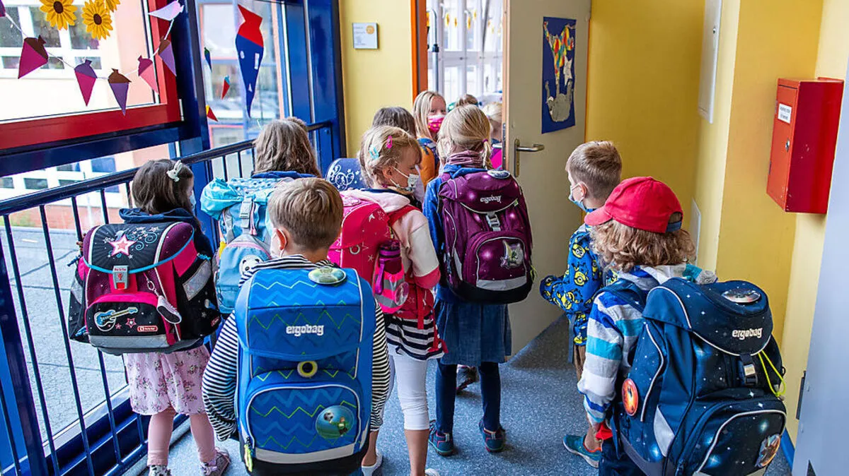 Das Infektionsgeschehen an Schulen müsse genau überwacht werden, sagt Volker Strenger