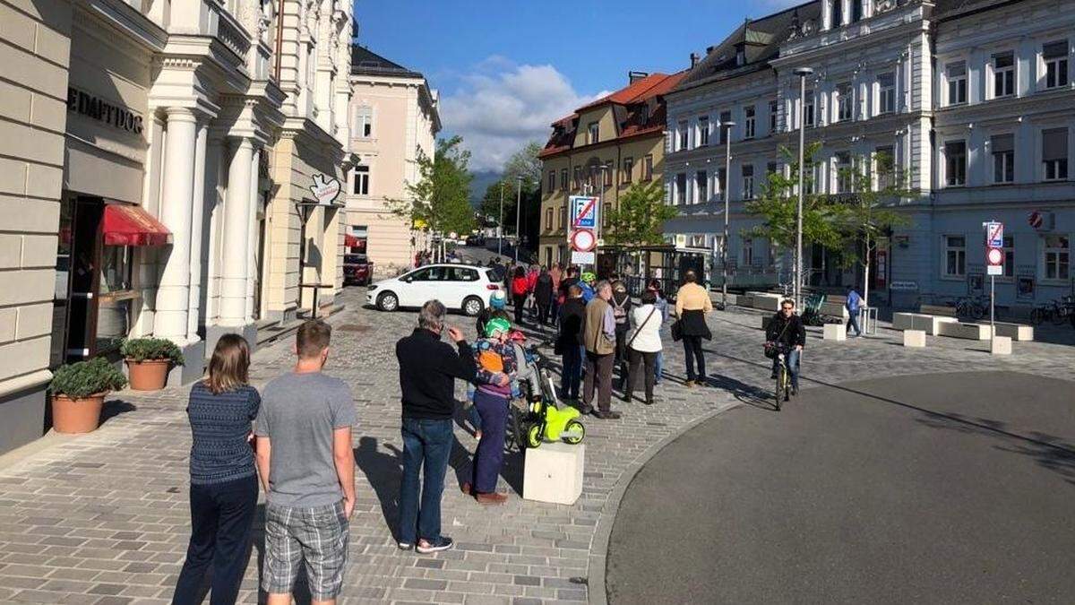 Schon um 8 Uhr standen Menschen Schlange