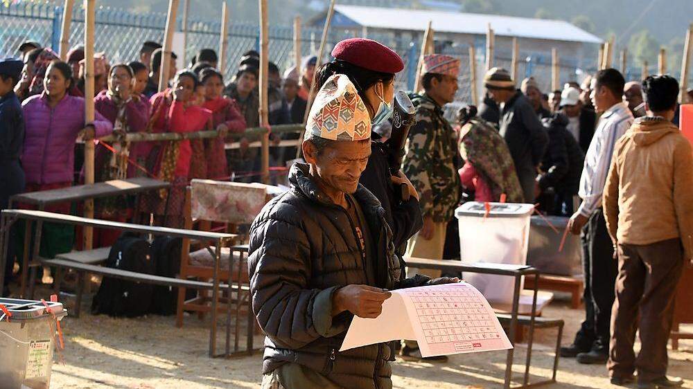 Ein nepalesischer Wähler mit Wahlunterlagen 