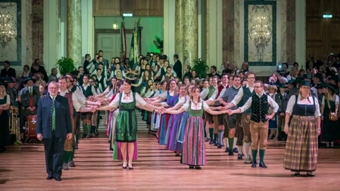 Ganz in Weiß-Grün präsentierte sich die Wiener Hofburg beim Steirerball am Freitag ...