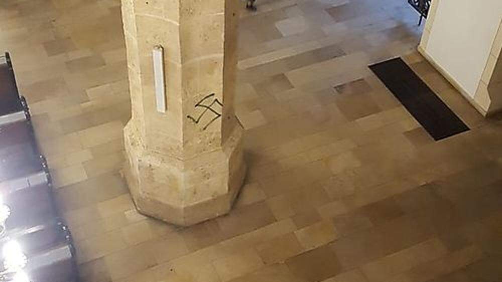 Ein rund 50 Zentimeter großes Hakenkreuz wurde auf eine Säule in der Stadtpfarrkirche gesprüht