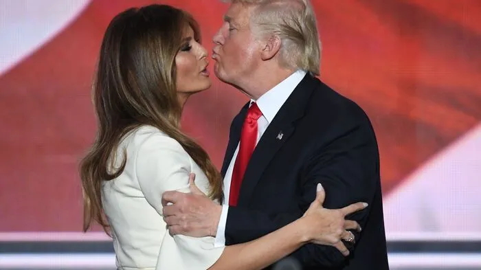Viel hörte man im Wahlkampf nicht von Melania Trump. Sie war zurückhaltend, loyal zu ihrem Mann, trotz aller Extreme. Als Ex-Model zieht sie unweigerlich die Blicke auf sich. Aber wer ist diese Frau wirklich, die Amerikas nächste First Lady wird?