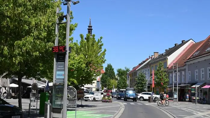 Wie leergefegt präsentiert sich am Donnerstag gegen 15 Uhr der ansonsten um diese Zeit gut frequentierte Hauptplatz von Leibnitz. Kein Wunder: Das Thermometer auf der digitalen Großanzeige vor dem Rathaus zeigt schweißtreibende 38 Grad.
