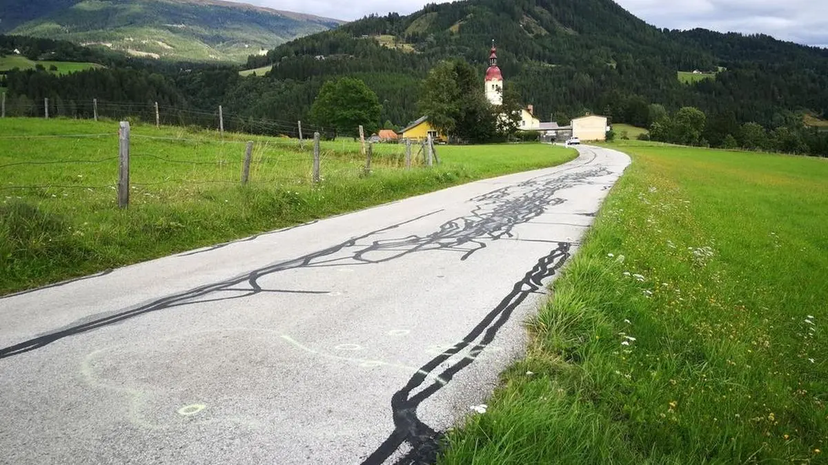 Etwa von dem ersten Haus im Hintergrund bis zu den Markierungen im Vordergrund wurde der 25-Jährige mitgeschleift