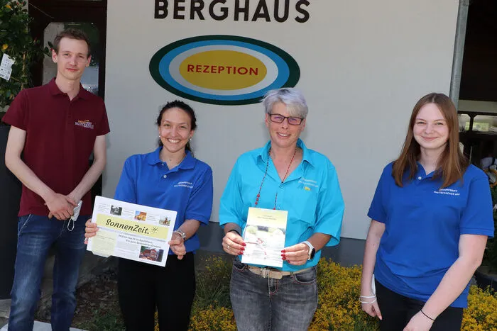 Das Sonnenresort-Rezeptionsteam von Links: Sebastian Winkler, Cindy Checcanin, Sylvia Della Pietra-Dorfer (Reortleitung) und Emilia Nosek.