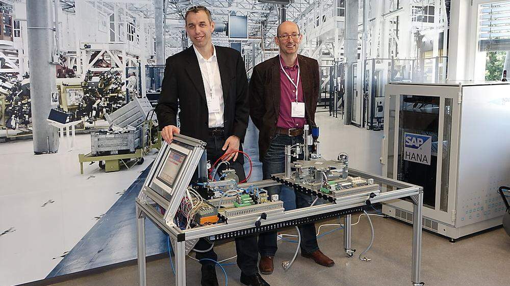 Martin Tschandl (links) mit Ernst Peßl im neuen Industrie 4.0-Labor