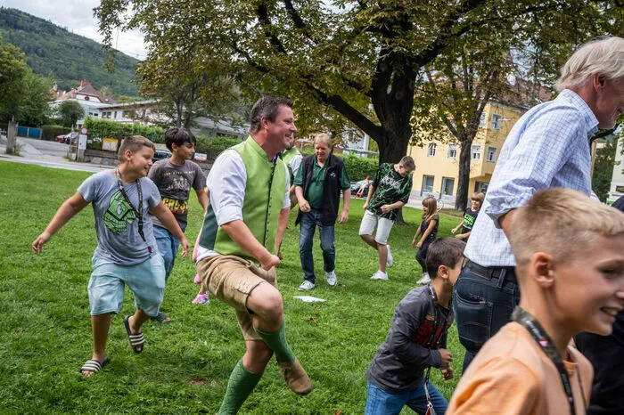 So hielt schon eine Woche vor dem großen Aufstreirern die Tracht Einzug in die Stadt. Es gab Schuhplattler ...
