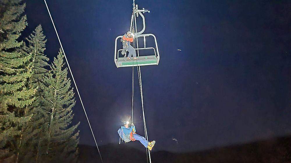 Die Bergrettung holte die Skifahrer rasch und trotzdem vorsichtig vom Sessellift