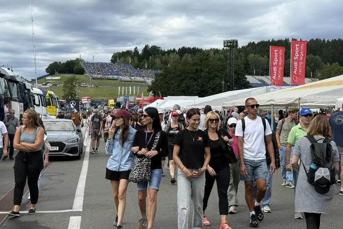 Das weitläufige Gelände am Ring war bereits am Samstagvormittag gut gefüllt und an manchen Orten musste Mann, aber auch viele Frauen, sich in Geduld üben, um einen ausgiebigen Blick auf das Objekt der Begierde werfen zu können.