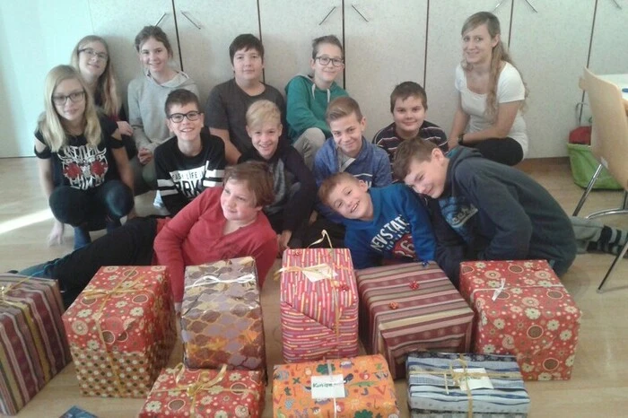 Die Kiddys machten Weihnachtspakete mit nicht mehr gebrauchtem Spielzeug.