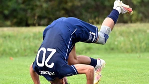 Ferlachs Lukas Male bejubelte seinen Treffer mit einer Rolle vorwärts