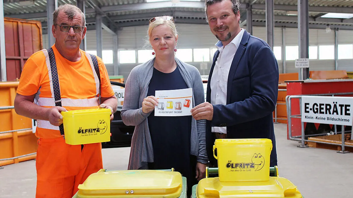 Stadtrat Wolfgang Germ überreicht einer Kundin in der Altstoffsammelstelle Nord die erste Broschüre
