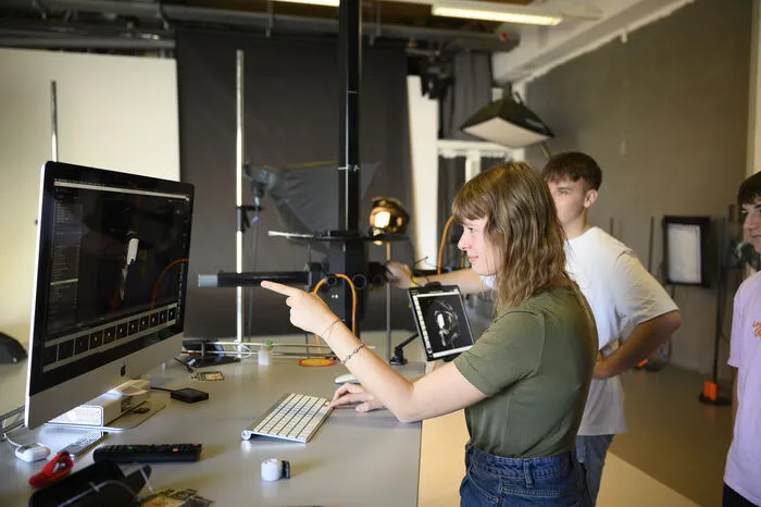 Neun der aktuell 35 österreichischen Fotolehrlinge reisten ins Studio von Robert Sommerauer alias „Pixelmaker“ um sich dort drei Tage lang professionelles Know-How zu holen.