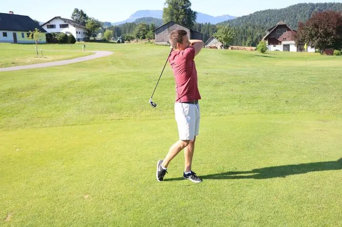 Im Anschluss versuche ich mich beim Abschlag. Nach einigen Tipps des Trainers schlage ich ab, leider landet der Ball nach zehn Metern wieder.