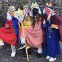 Valentina, Christina, Eva und Lena sind mit ihren Begleiterinnen Anna und Chiara in Mahrendorf (Stadtgemeinde Fehring) von Haus zu Haus unterwegs, um sich für eine gerechte Welt einzusetzen