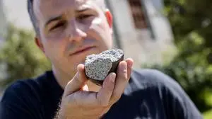 Ferrière zeigt, wie ein Meteorit aussieht 