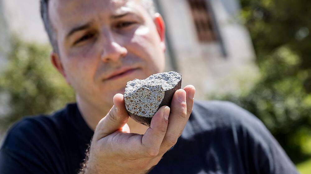 Ferrière zeigt, wie ein Meteorit aussieht 