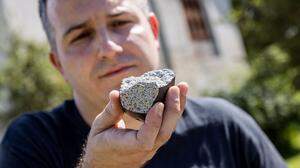 Ferrière zeigt, wie ein Meteorit aussieht 