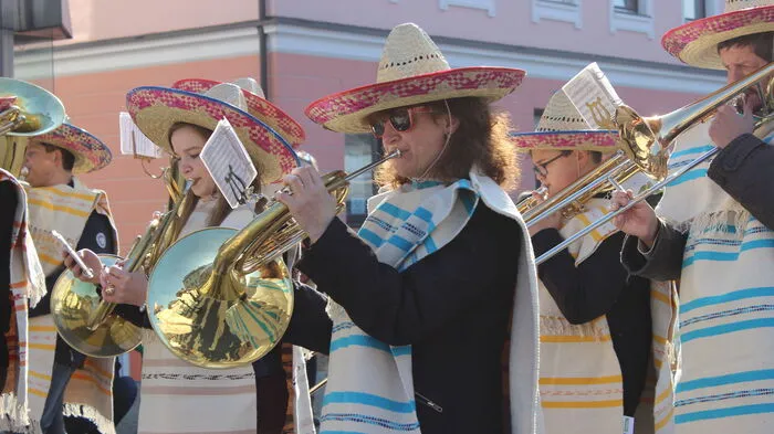 Hunderte maskierte Besucher strömten am Faschingsdienstag in die Herzogstadt, um am großen Umzug teilzunehmen.