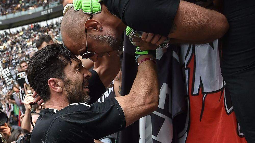 Buffon umarmte bei seiner Stadionrunde zahlreiche Fans, die mit ihm Tränen vergossen haben