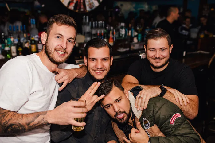 Unser Fotograf fing mit der Kamera das Partyvolk in Propeller, Monkeys, Kottulinsky und Revolution ein. Die Lokalbetreiber konnten sich über gute Umsätze freuen, die Polizei darüber, dass die Halloween-Nacht - trotz vieler Leute, die unterwegs waren - insgesamt sehr ruhig verlaufen ist.