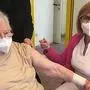 Die Ärztin Ursula Parsché beim Impfen einer 99-jährigen Dame