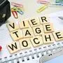 Kalender und Schriftzug Vier-Tage-Woche *** Calendar and writing four days week