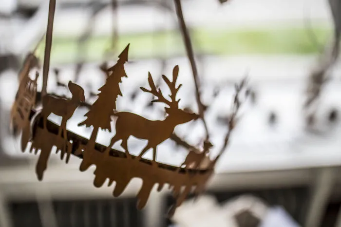 Die Adventausstellung läuft bis zum 21. Dezember. Pischeldorfer Straße 7 in Klagenfurt. Das Geschäft hat Montag bis Donnerstag von 8 bis 17 Uhr geöffnet, Freitag von 8 bis 12 Uhr. Der Reinerlös kommt den Oikos-KlientInnen zugute.